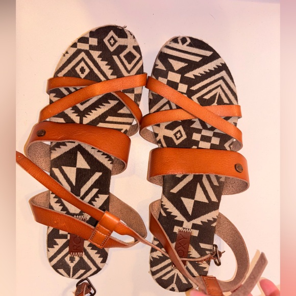 Roxy Aztec Print Strappy Sandals - Brown Faux Leather - Approx. Size 7.5 - Picture 2 of 7